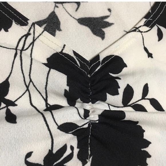 TOP BLACK & WHITE OBE CAP SLEEVE V NECK RUCHED EUC - Picture 4 of 5